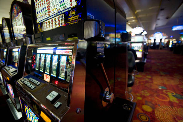 American Roulette wheel and betting layout at duniabet303 live dealer studio